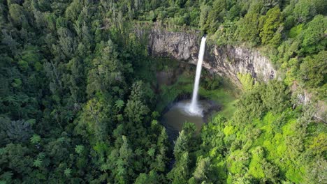 Atemberaubende-Aussicht-Auf-Die-Bridal-Veil-Falls-In-Der-Nähe-Von-Raglan,-Waikato,-Nordinsel,-Neuseeland