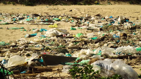primer plano de una playa muy contaminada llena de basura en la isla turística