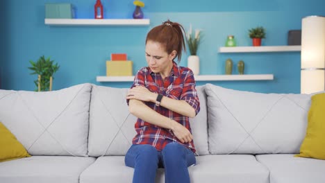 Young-woman-with-itchy-arms.