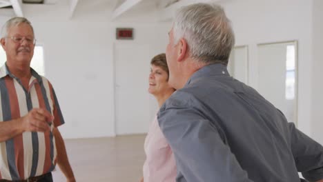 Amigos-Mayores,-Hombres-Y-Mujeres,-Pasando-Tiempo-Juntos-En-Un-Salón-De-Baile-Y-Bailando