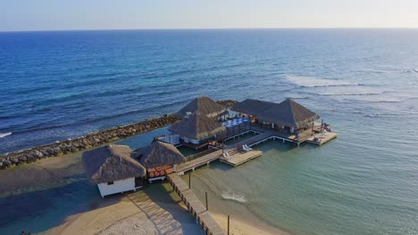 Restaurante-El-Embarcadero-En-El-Mar-Caribe-Con-Vistas-Ininterrumpidas