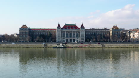 Budapester-Architektur-Und-Stadtverkehr-Entlang-Des-Flusses-Dunabe