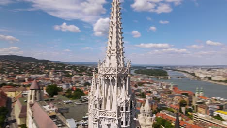 órbita-Aérea-Alrededor-Del-Campanario-De-La-Iglesia-Matthias-En-Budapest