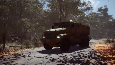 vehículo blindado de convoy en la carretera