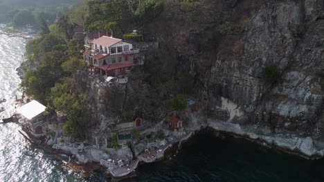 Luftumlaufbahnen-Malerisches-Casa-Del-Mundo-Hotel-Auf-Einer-Felsklippe-Am-Seeufer