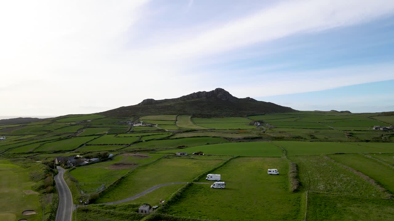 먼 거리에 carn llidi 언덕이 있는 녹색 영국 시골, 웨일즈의 pembrokeshire