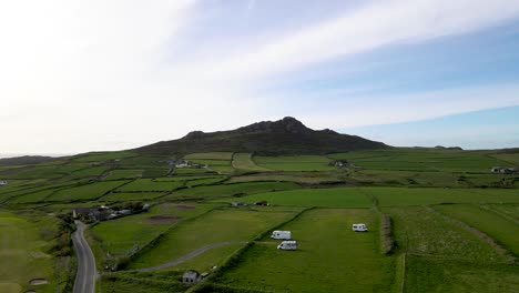 verde campiña inglesa con carn llidi hill en la distancia, pembrokeshire en gales