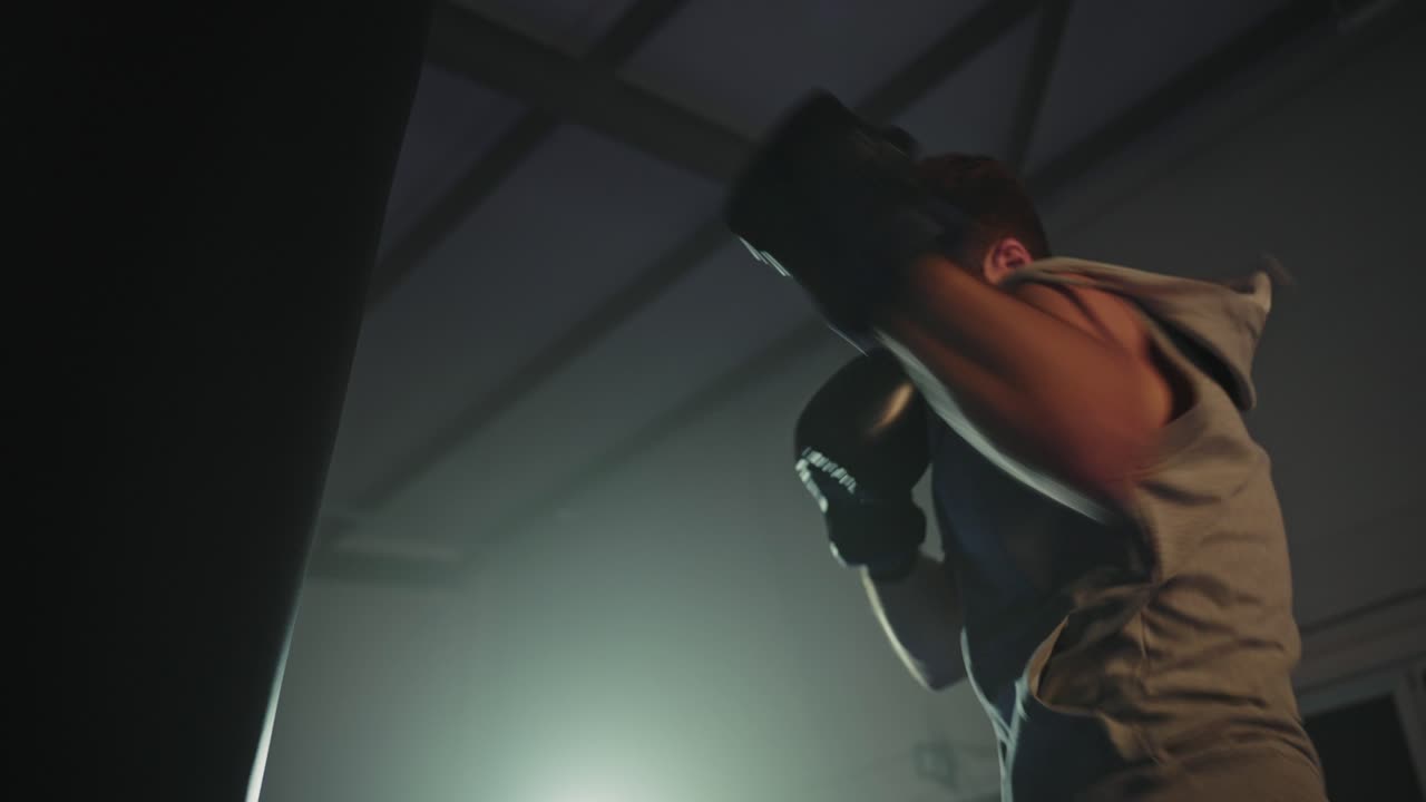 hombre entrenando con saco de boxeo