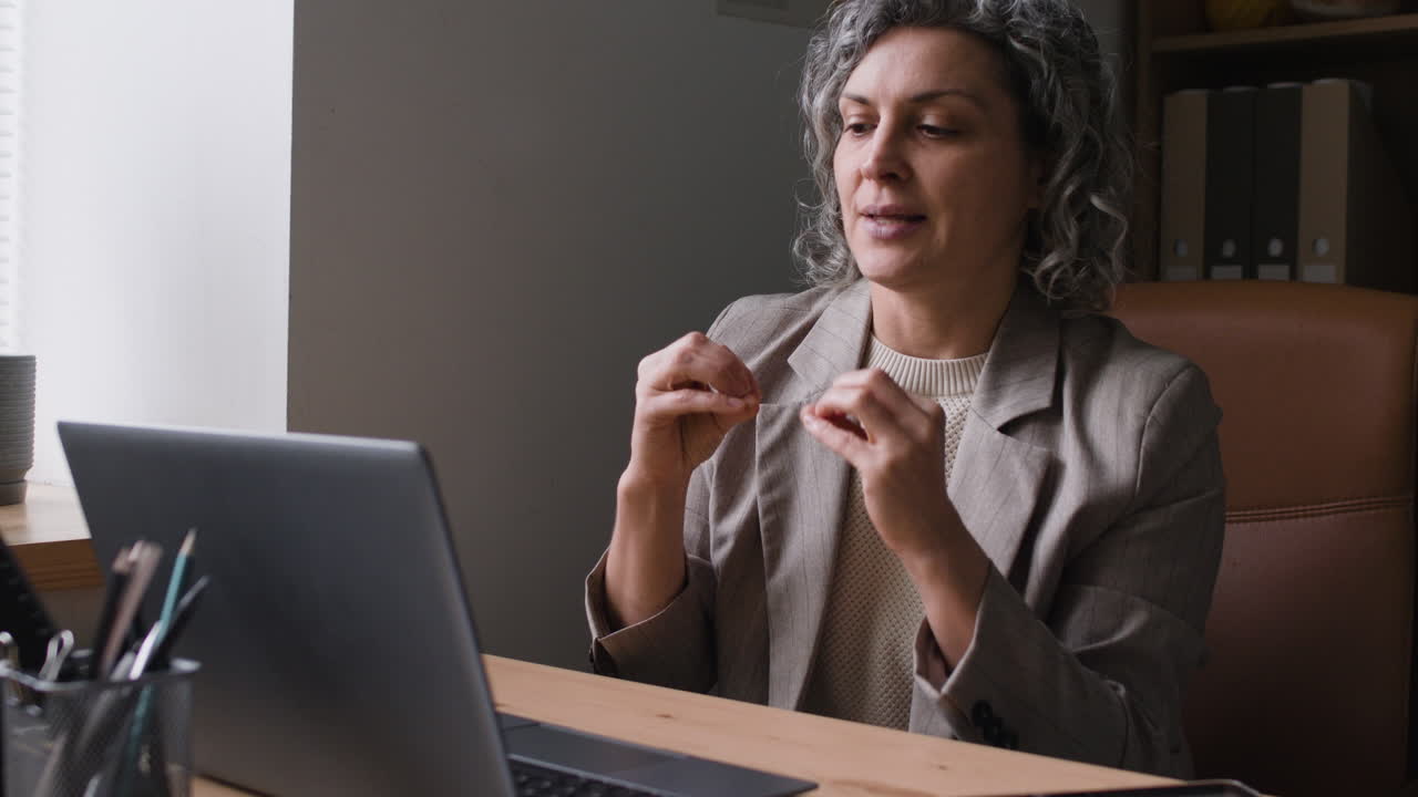 mujer en llamada de video