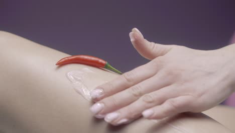 aplicación de crema en la pierna con pimienta de chile