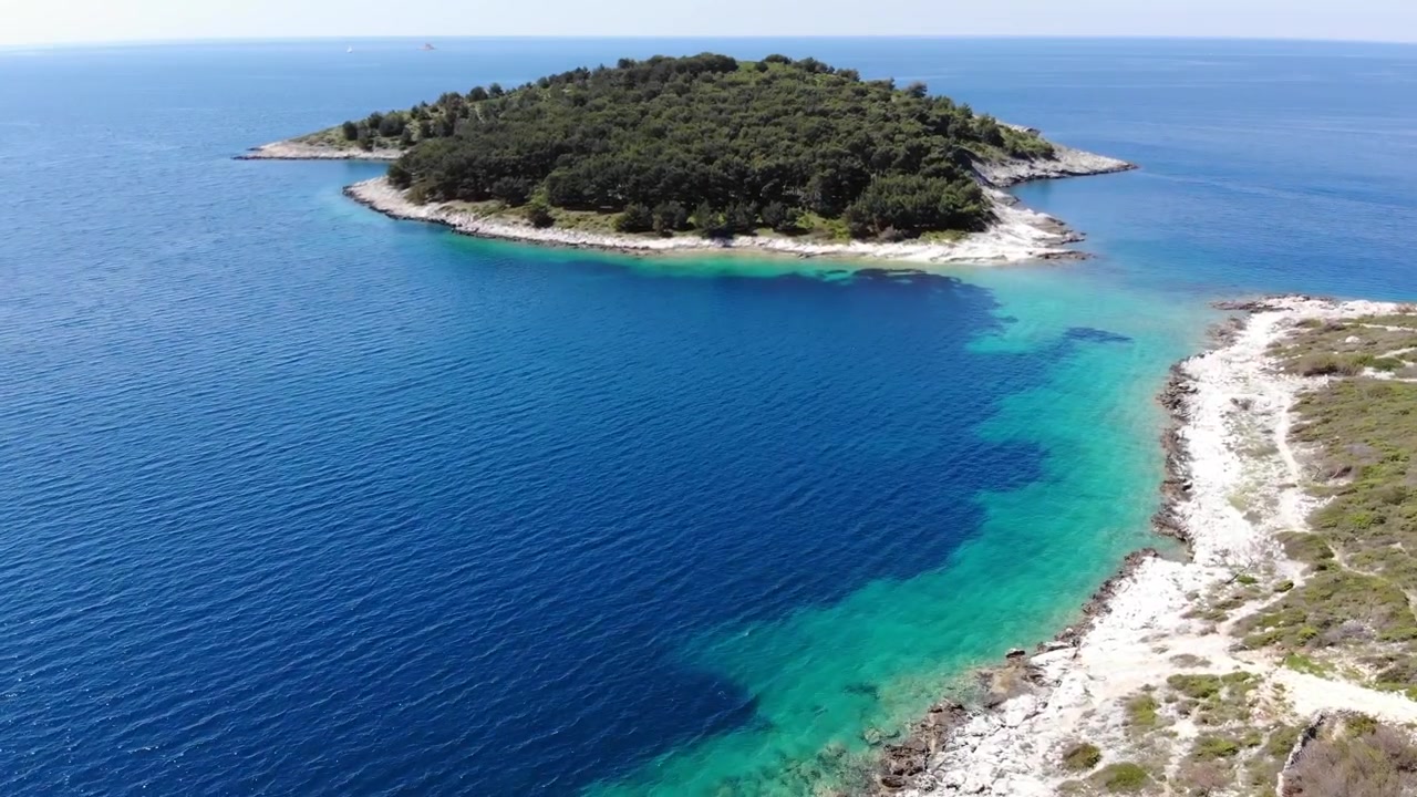 Ripresa con drone dell'isola di Jaz in Croazia