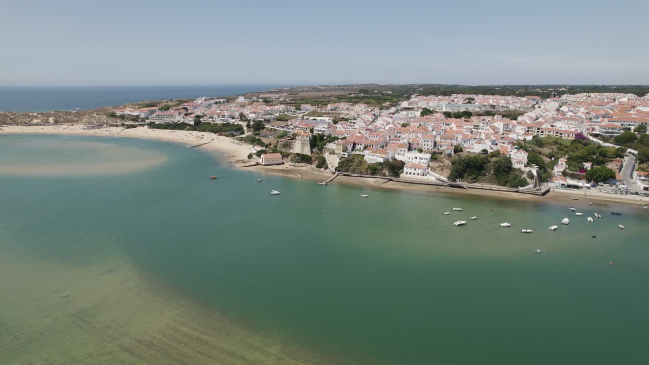 vista aérea de vila nova de milfontes en la orilla del estuario del río mira, portugal
