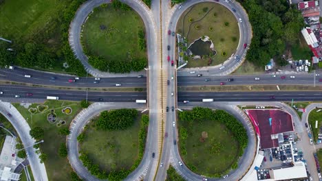 Toma-Aérea-De-Arriba-Hacia-Abajo-Que-Muestra-El-Tráfico-En-El-Cruce-De-Carreteras-Durante-El-Día-En-Xalapa,-México