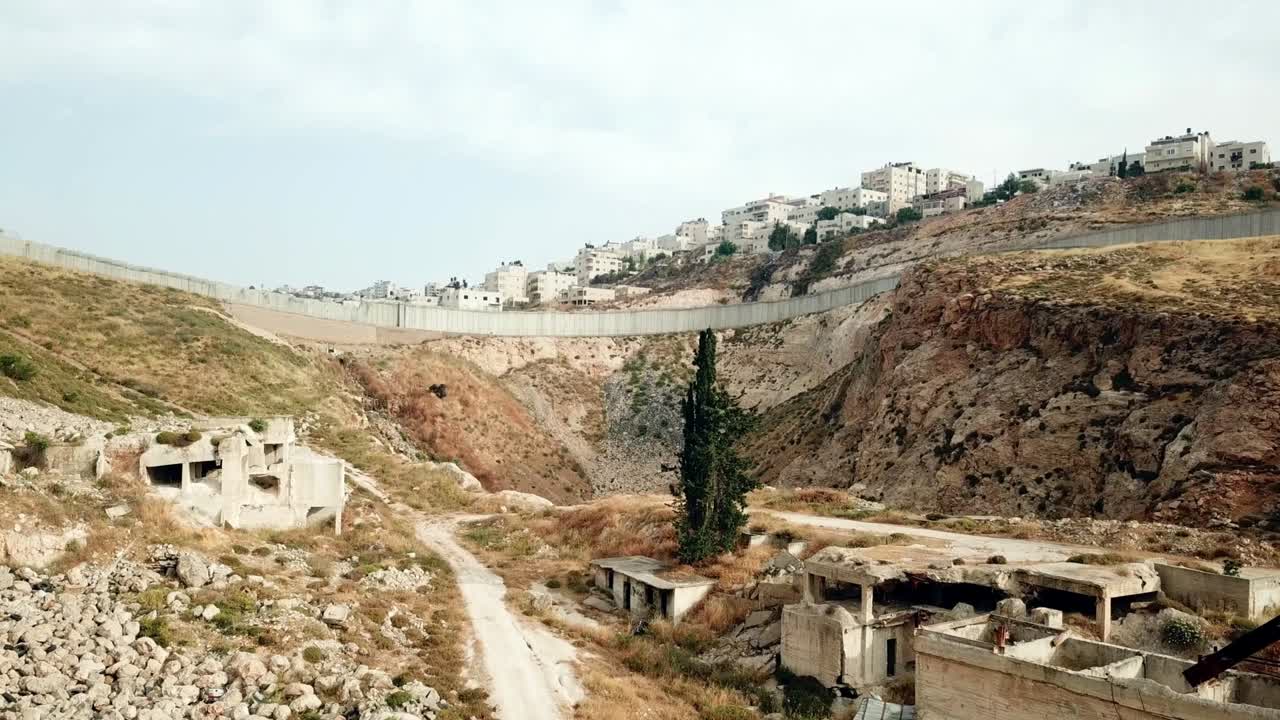 유대인과 아랍인 이웃은 보안 벽으로 나어져 있습니다.