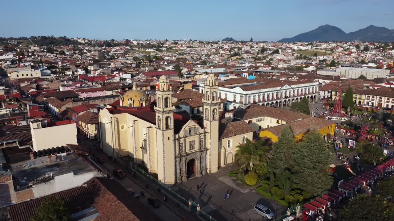 el centro histórico de zacatlán lleno de casas tradicionales y la fachada de la iglesia católica parroquial de san pedro junto al antiguo convento franciscano, puebla, méxico