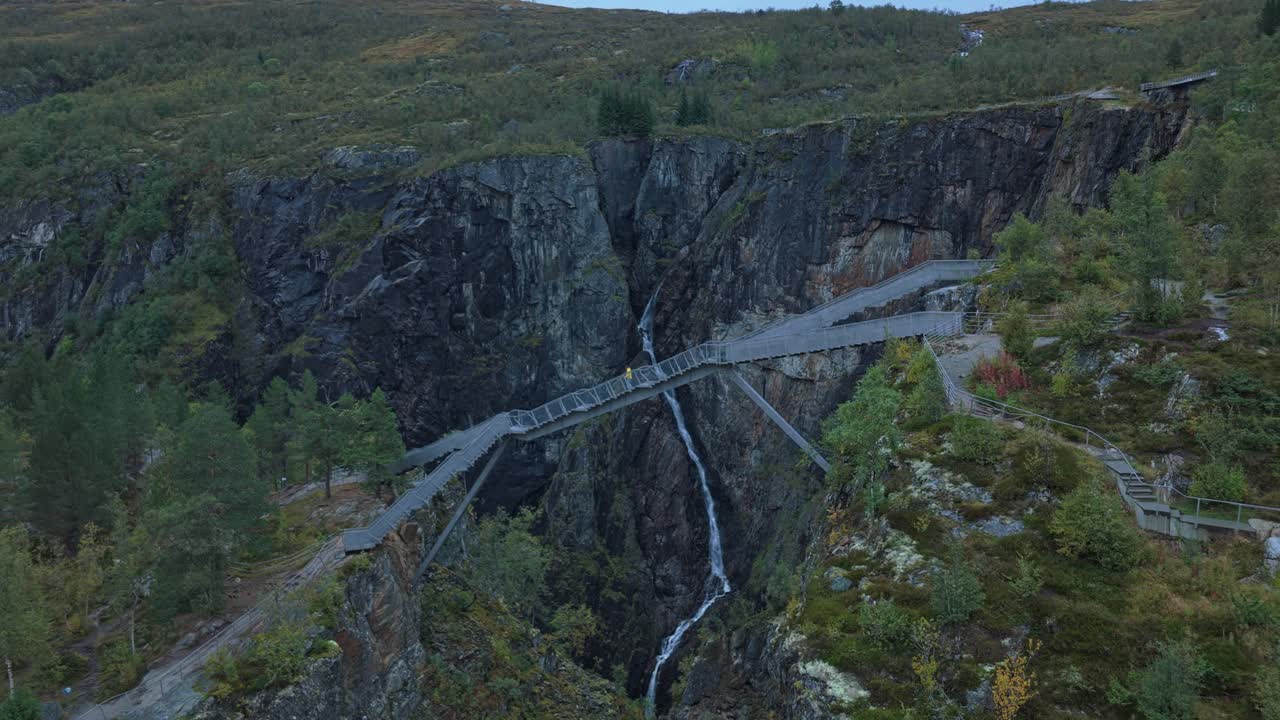Ripresa aerea della cascata Voringfossen nell'aspro paesaggio di Eidfjord.