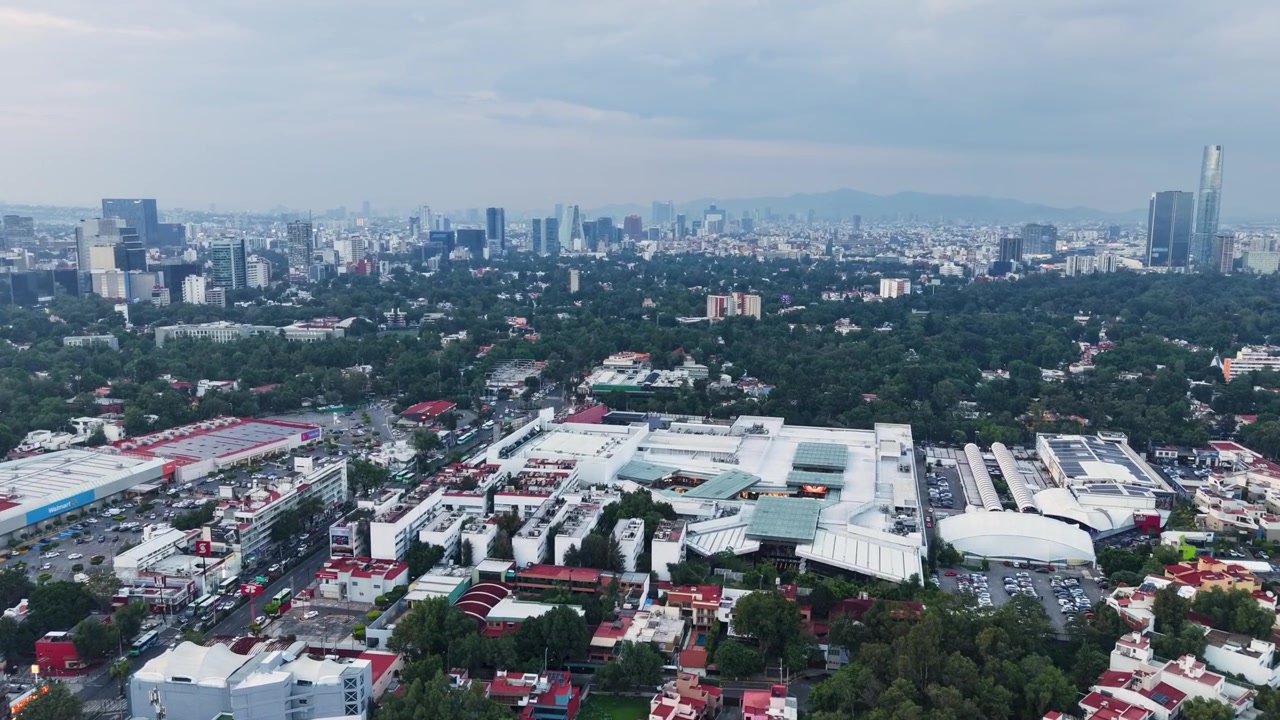 Gün batımında güney Meksiko şehrinin hyperlapse şehir manzarası.