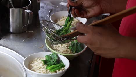 preparando fideos con pollo