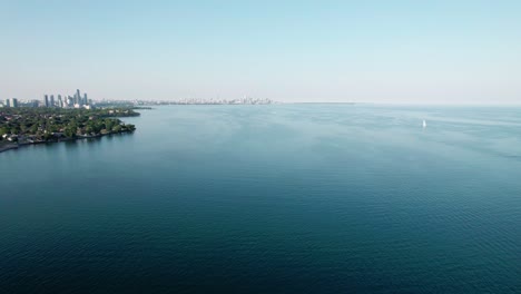 Vista-Panorámica-Del-Lago-Ontario-Volando-Hacia-El-Horizonte-De-Toronto