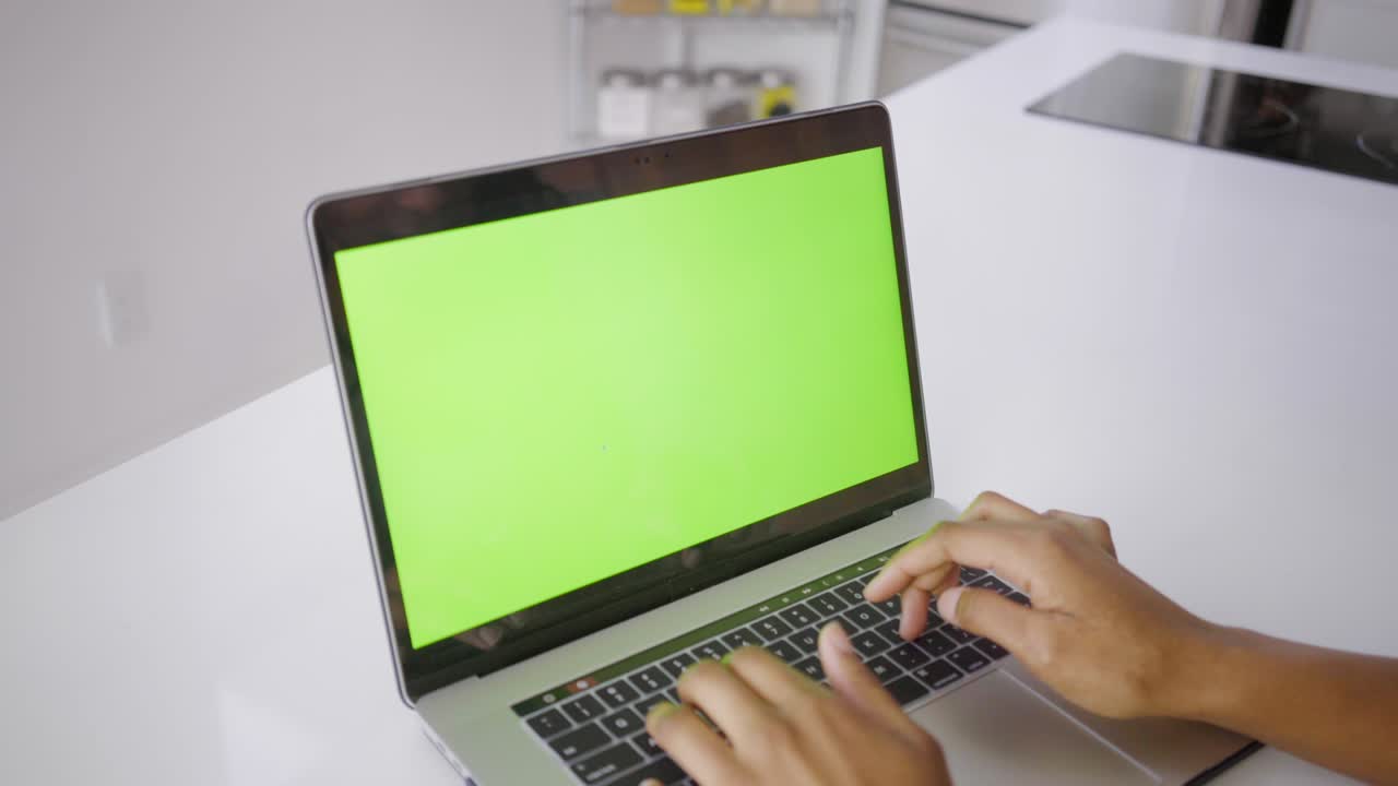 afro mujer africana joven adulto dentro de la casa casa tecnología casual