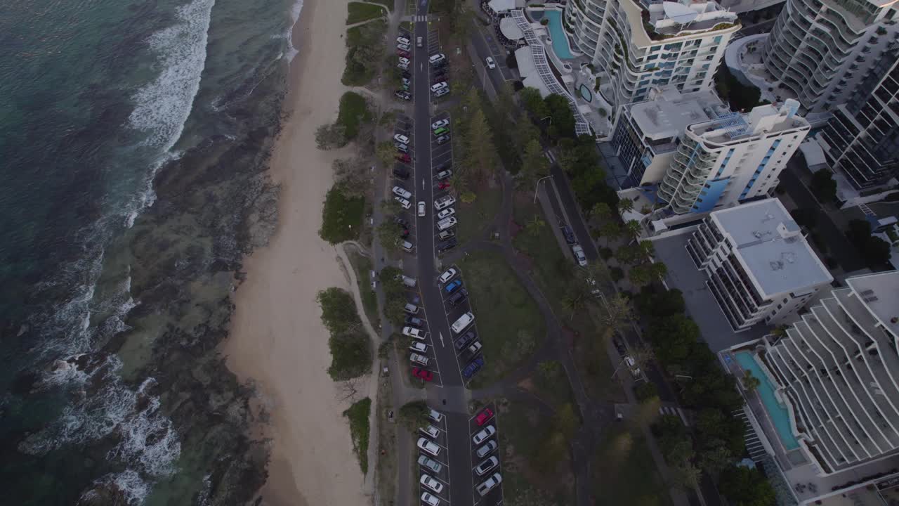 오스트레일리아  ⁇ 즈랜드 의 무로올라바 해안선 에 주차 되어 운전 하는 자동차 들