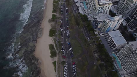 Autos-Estacionados-Y-Conduciendo-En-La-Costa-De-Mooloolaba-En-Queensland,-Australia