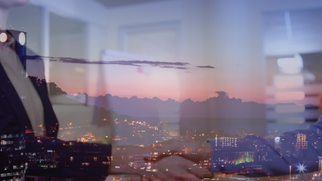 비즈니스맨과 비즈니스맨의 중간 섹션의 디지털 구성 도시 풍경에 손을 흔들고