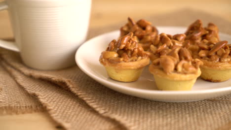 pastel de taza de caramelo en un plato