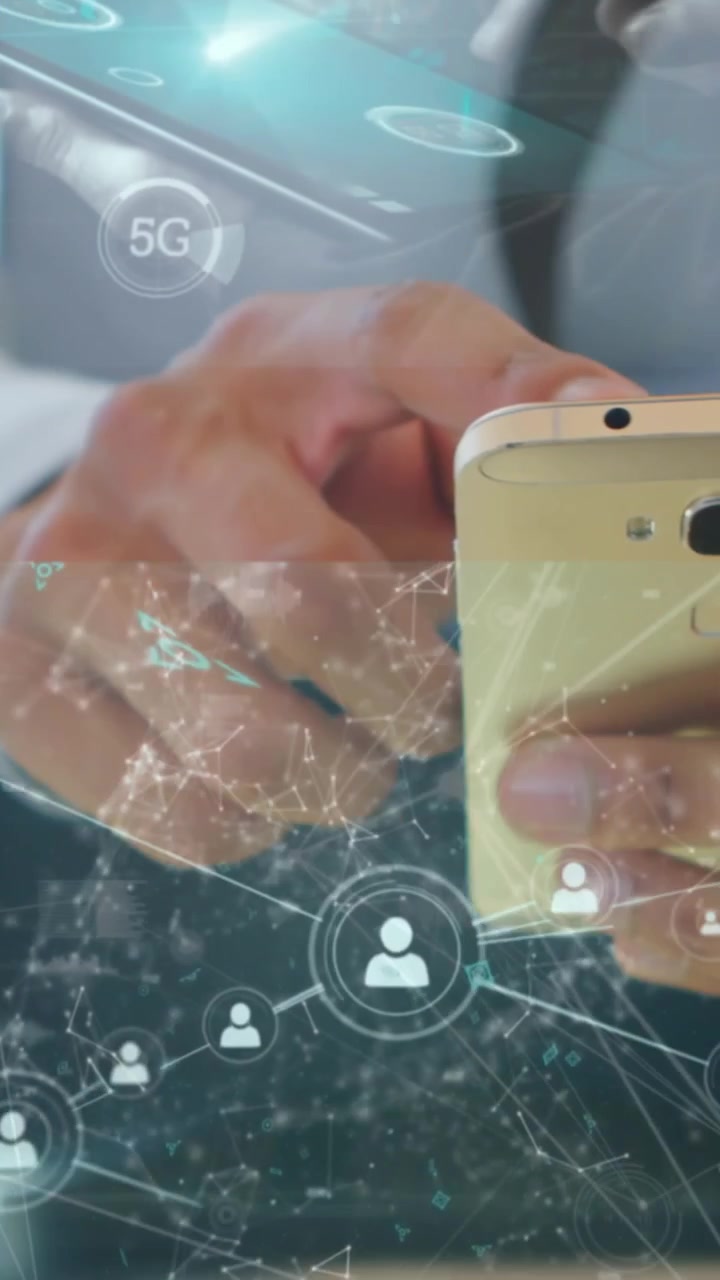 Animação de telas digitais sobre homem usando smartphone
