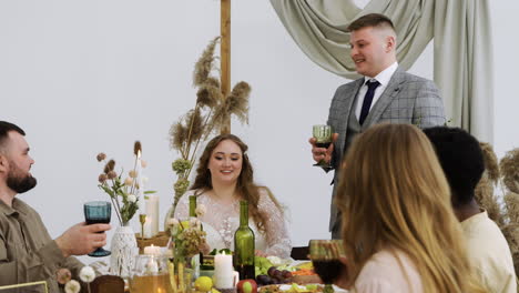 groom giving a speech on the banquet