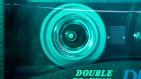 cassette de audio en el reproductor. primer plano