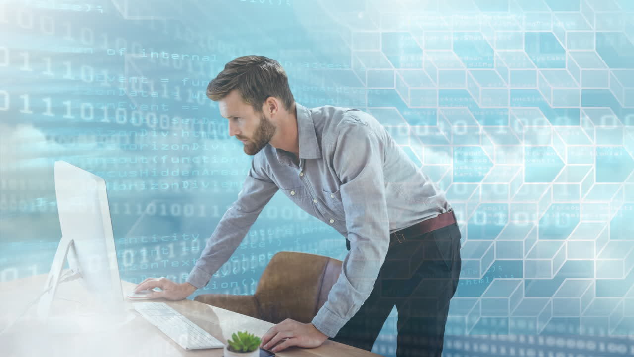 hombre de pie usando una computadora