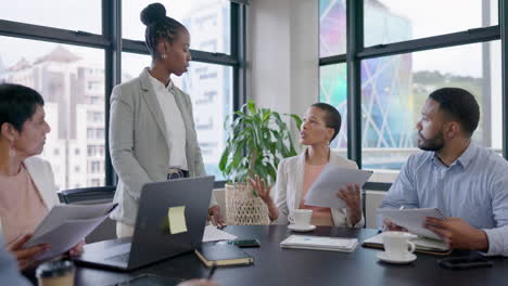 Mujer-Negra,-Trabajo-En-Equipo-O-Gente-De-Negocios-Hablando