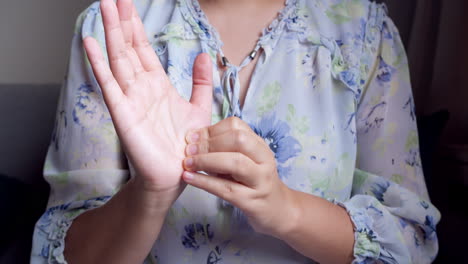 Frauen,-Die-Sich-Die-Hände-Dehnen-Und-Trainieren,-Um-Das-Bürosyndrom-Und-Handarthritis-Nach-Der-Arbeit-Zu-Hause-Zu-Schützen