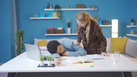 madre levantando a su hijo dormido.