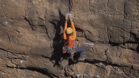 una niña india se está cayendo mientras escala rocas al aire libre