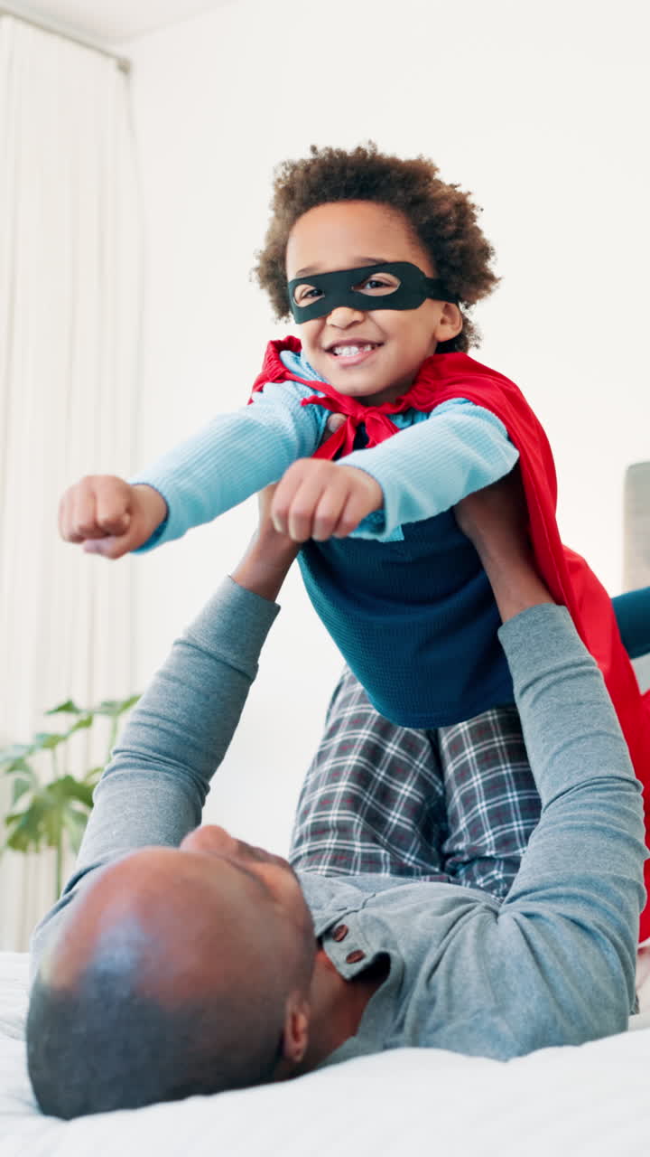padre e hijo jugando a ser superhéroes