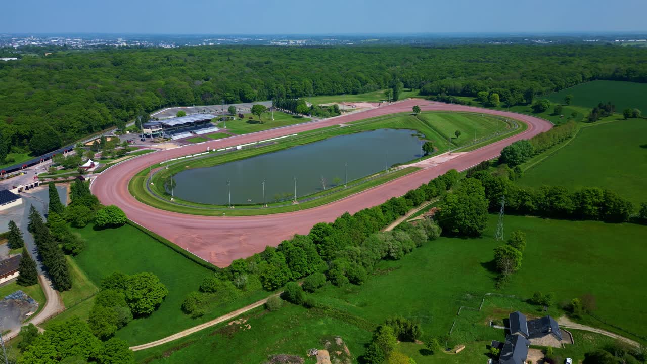 Tor wyścigowy Hippodrome de Laval i okolice w Laval we Francji. Idealne do treści sportowych i rekreacyjnych. Panoramiczny widok z drona