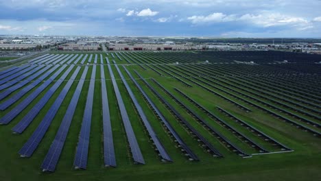 Vista-Aérea-Del-Campo-De-Paneles-Solares-En-Calgary,-Alberta.