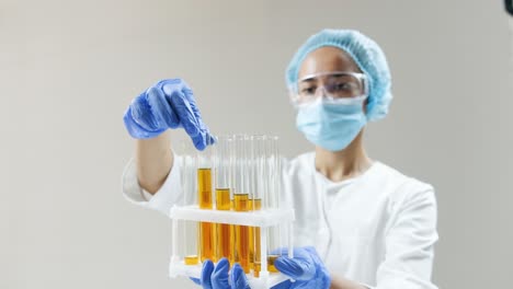 científico que trabaja con tubos de ensayo en un laboratorio