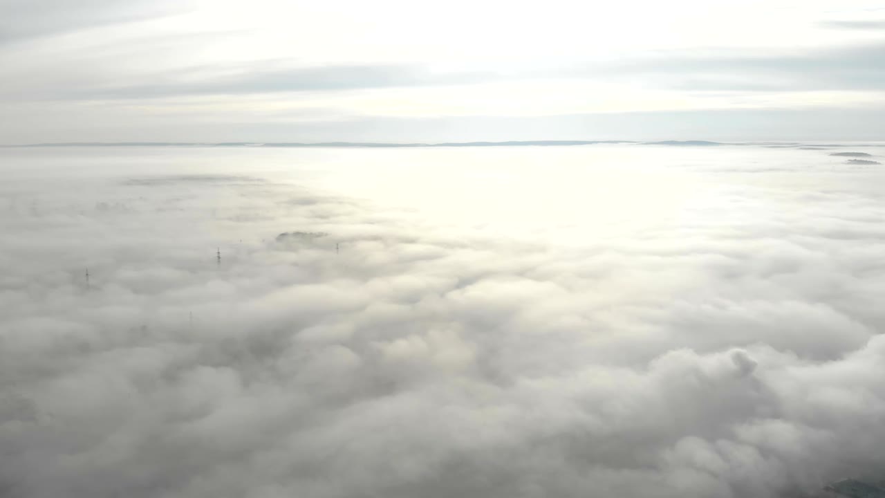 도시를 고 있는 거대한 안개로 카메라가 올라가서 도시 위에 놓인 안개의 파노라마를 보여준다.