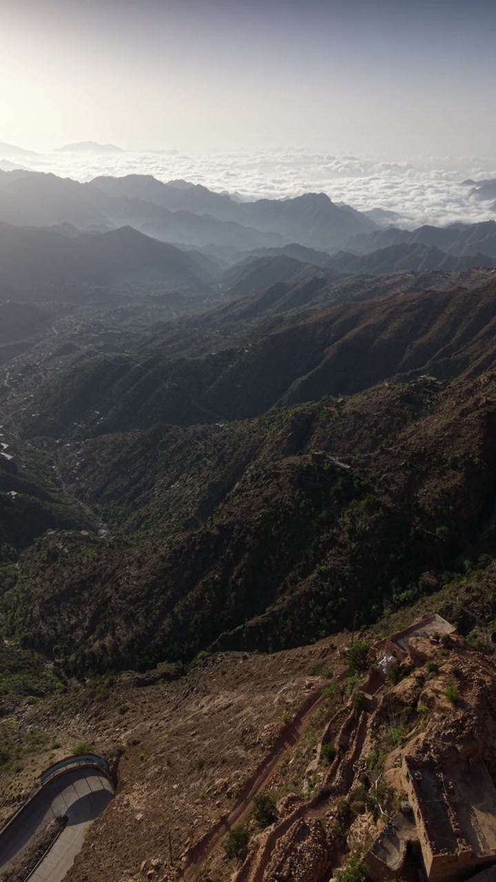 Vista aerea spettacolare che sorvola villaggi remoti e strade tortuose scavate nel terreno montuoso e aspro di Taiz, Yemen.
