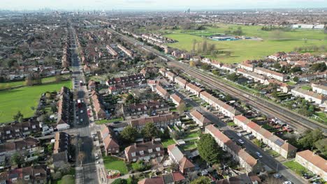 Tren-Rumbo-A-Londres-Dagenham-Londres-Reino-Unido-Drone,-Aéreo,-Vista-Desde-El-Aire,-Vista-Panorámica