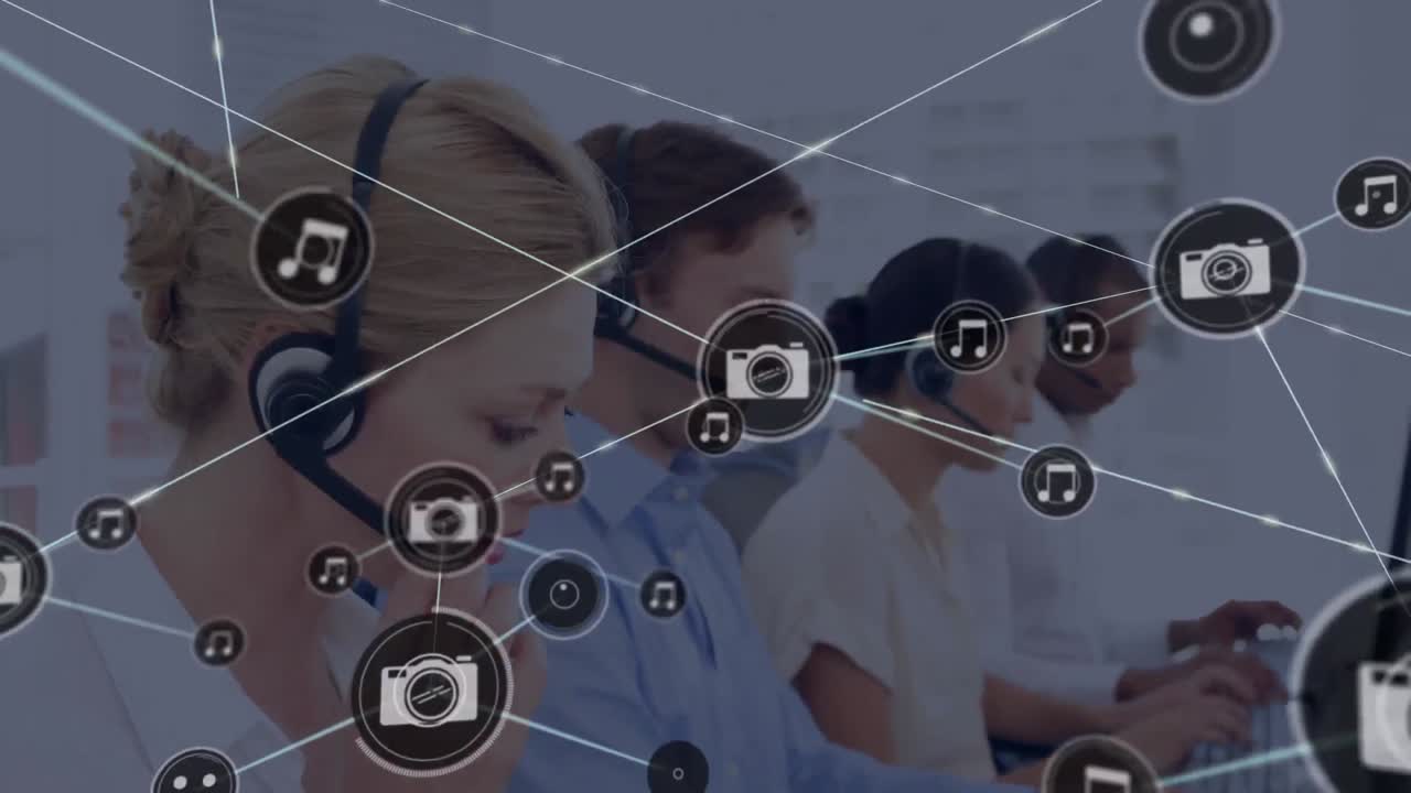 전화 헤드 ⁇ 을 착용 한 사업가 들 위 에 있는 아이콘 과 연결 된 네트워크 의 애니메이션