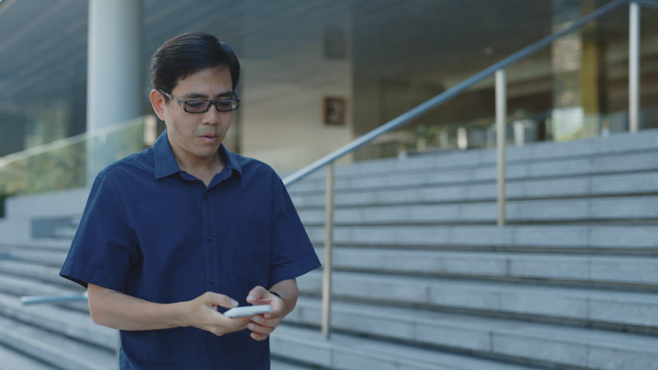 밖에서 스마트폰을 사용하는 남자