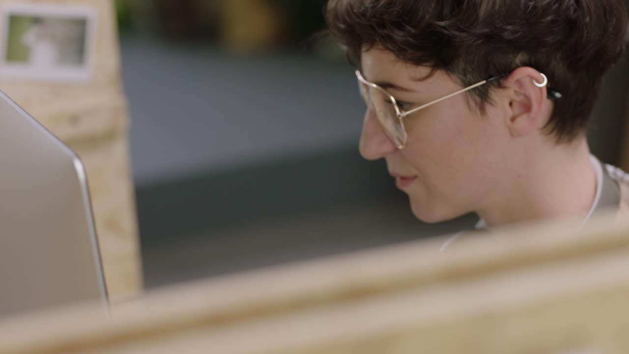 joven mujer de negocios diseñando cúpula geodésica en 3d usando pantalla de computadora ingeniera trabajando en un proyecto de diseño de prototipo haciendo lluvia de ideas creativas usando gafas en la oficina