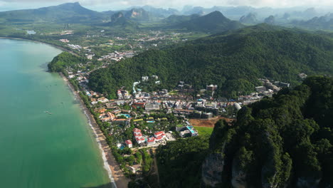 Ao-Nang-Resort-Paradise-Beach,-Mar-Turquesa-Y-Montañas-De-Piedra-Caliza,-Tailandia