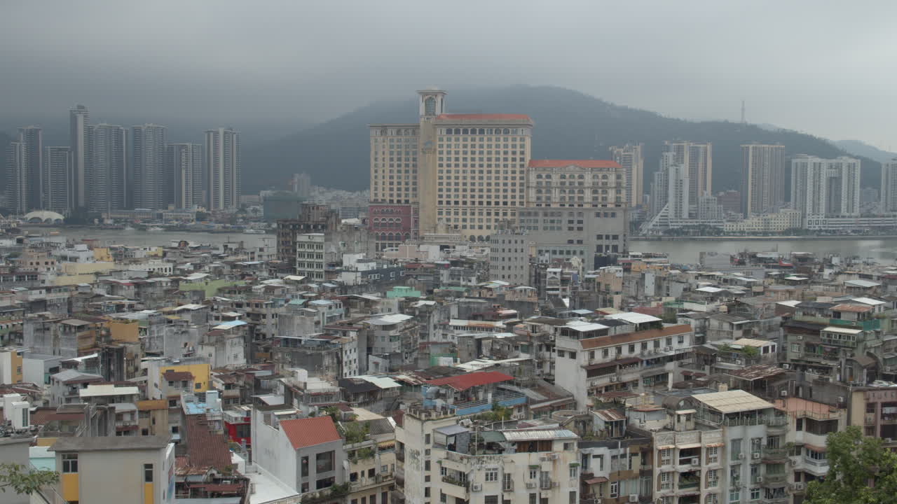 vista del paisaje urbano del distrito de edificios antiguos de macao desde mount fortress en un día nublado y gris, macao sar, china