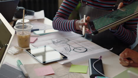 Cerrar-Un-Equipo-Creativo-De-Ingenieros-Que-Utilizan-Una-Tableta-Para-Diseñar-Un-Prototipo-De-Bicicleta-Y-Ver-Un-Diseño-3D-En-La-Pantalla,-Planificar-Un-Proyecto-Y-Compartir-Ideas-En-Una-Reunión-De-Oficina