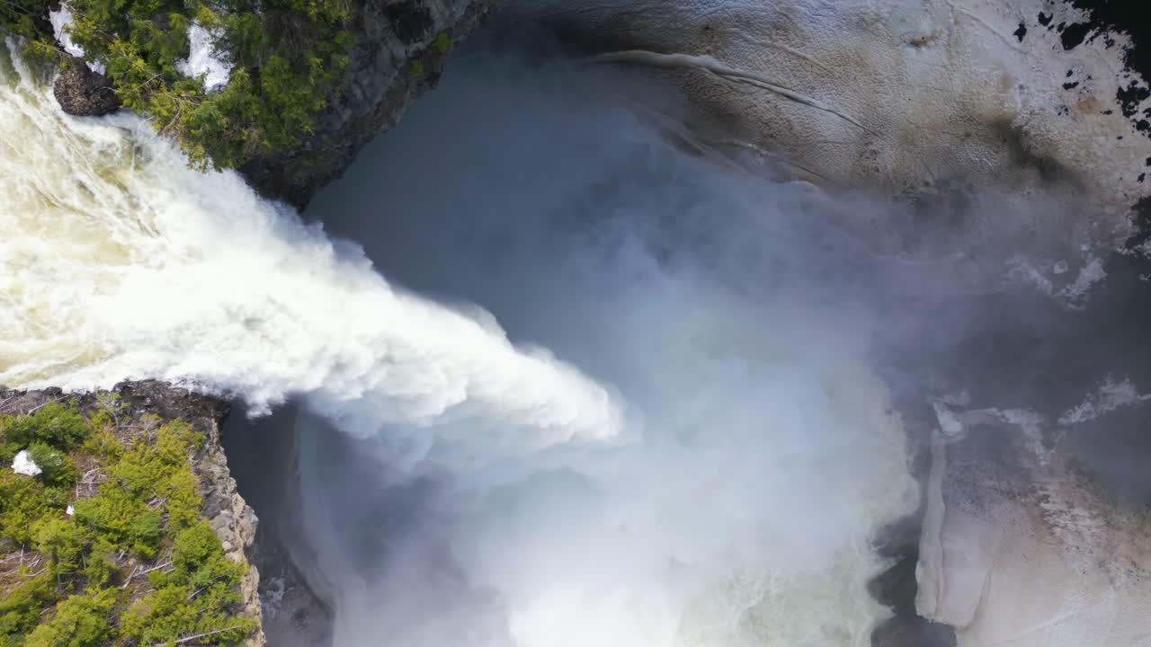 helmcken cae flujo de agua, arco iris y vapor